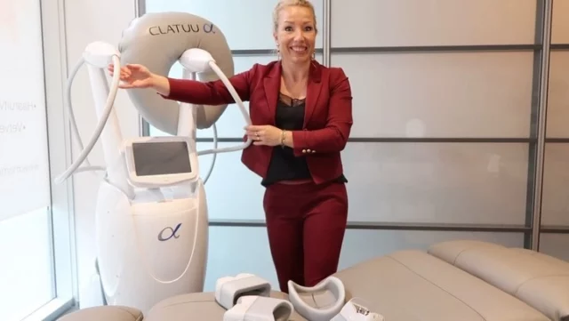 Bij Mommy Skincare Clinic maken we gebruik van de Clatuu Alpha voor het bevriezen van vet. Met deze geavanceerde vetbevriezingstechnologie pakken we hardnekkige vetrolletjes gericht aan. De Clatuu koelt de vetcellen effectief af, waardoor ze op een natuurlijke manier door het lichaam worden afgebroken. Veilig en zonder hersteltijd. 

#amsterdamijburg #amsterdam #huidverbetering #huidtherapie #antiaging #clatuu #clatuufatfreezing #fatfreezing #body #bodycontouring #contour #fat #fatlossjourney #skin #huidtherapeut #mommy