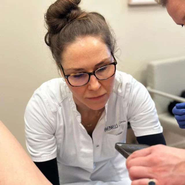 Drs. Els Vogelpoel komt ons team versterken! Dokter Els is cosmetisch arts en geregistreerd bij de KNMG. Met haar specialisatie in de menopauze en vaginaproblematiek brengt zij een schat aan kennis en expertise mee, waardoor ze vrouwen persoonlijk kan begeleiden tijdens deze levensfase. We zijn ontzettend blij dat ze ons team komt versterken en kijken ernaar uit om samen de beste zorg te bieden! 

#Mommy #CosmetischArts #menopauze #menopause #MenopauzeSpecialist #Doctor #Amsterdam #ijburg #amsterdamijburg #cosmetictreatment #vagina #vulva #labiaplasty #labiacorrectie #schaamlipfiller #schaamlipcorrectie #vulvaproblems #schaamlippen #labia #menopauzepoli #elsvogelpoel @renewclinicdokterels#cosmeticsurgeon #intiem #intiemezone #overgang #opvliegers
