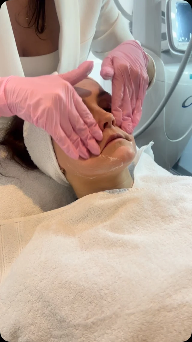 Een prachtig gehydrateerde huid na een mesotherapie behandeling ✨

De behandeling zorgt voor een beter gevoede en doorbloede huid, waardoor de huid er strakker, egaler én gezonder uitziet.

#mommy #skin #skincare #clinic #huidtherapeut #huidtherapie #ijburg #amsterdam #amsterdamijburg #kliniek #huid #huidverbetering #antiageing #meso #mesotherapy #skintech #skintechpharmagroup #u225 #mesotherapie #skinbooster #skinboosters #serum #healthyskin